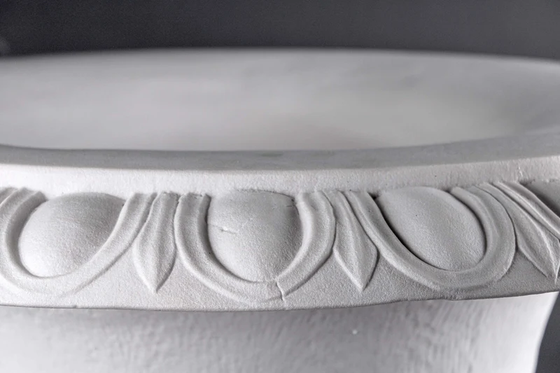 Pot de fleur avec bélier - grande sculpture en marbre blanc