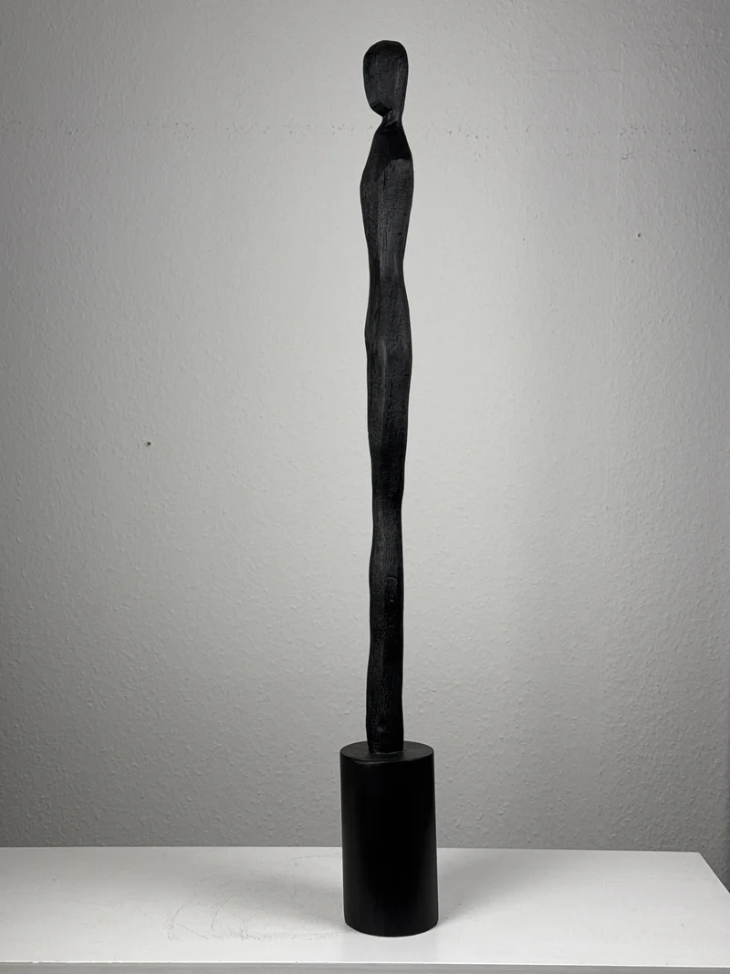 Sculpture Féminine Minimaliste Noire – Statue abstraite élancée