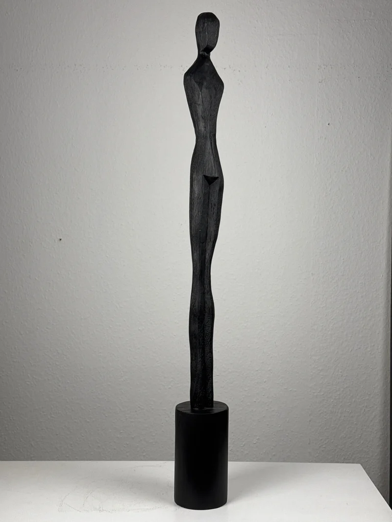 Sculpture Féminine Minimaliste Noire – Statue abstraite élancée
