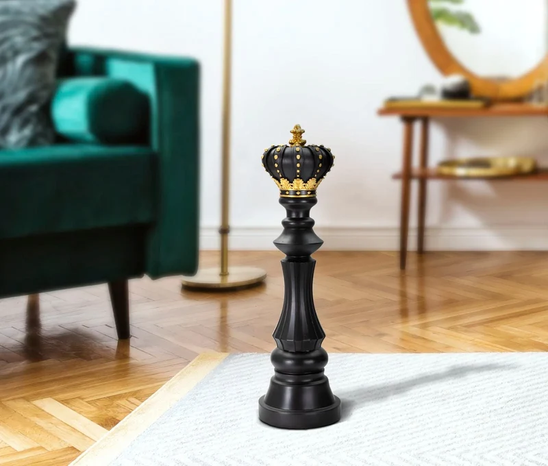 Pièce d’échecs du roi noir et dorée (sculpture moderne)