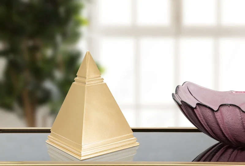 Pyramide dorée décorative (statue en résine)
