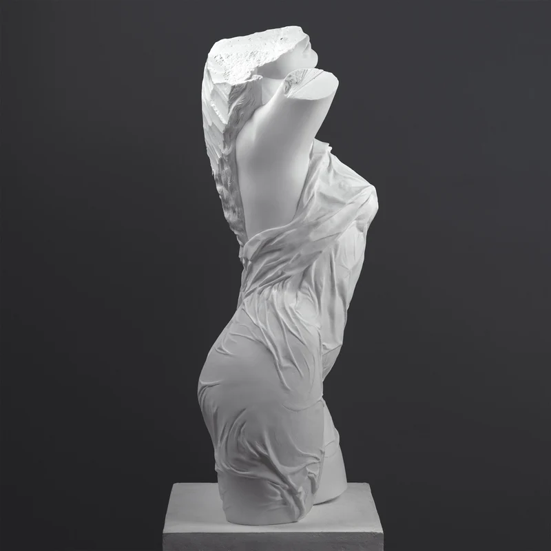 Sculpture Torse Féminin Drapé — Interprétation Contemporaine d’une Forme Classique