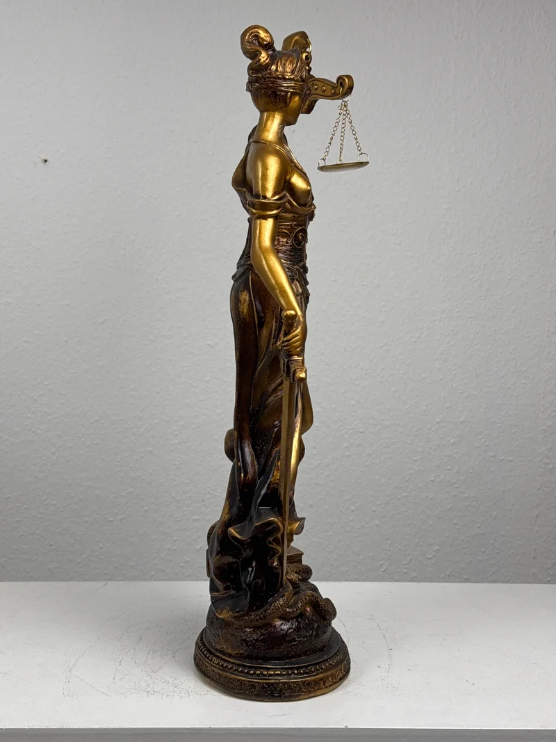 Sculpture de Dame Justice – Symbole de Loi et d’Équité (Grande, Laiton Patiné Noir)