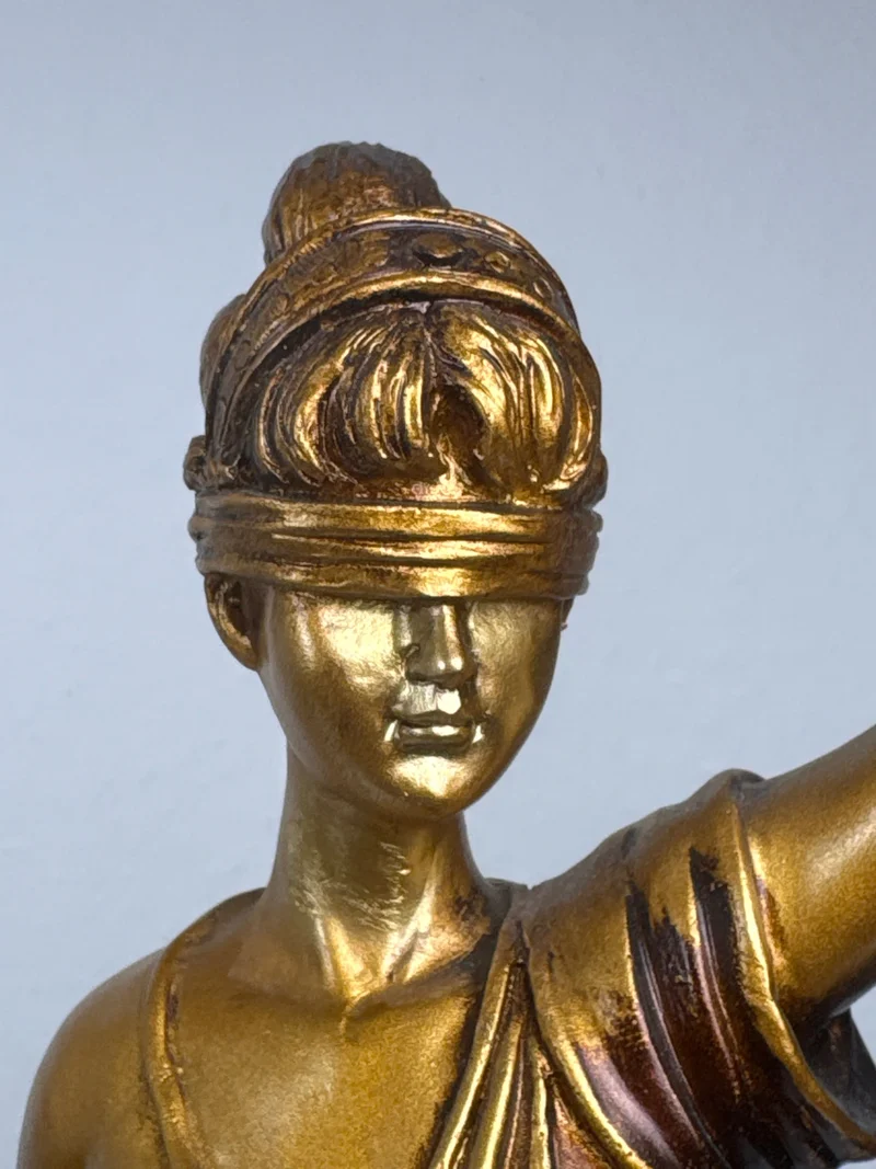 Sculpture de Dame Justice – Symbole de Loi et d’Équité (Grande, Laiton Patiné Noir)
