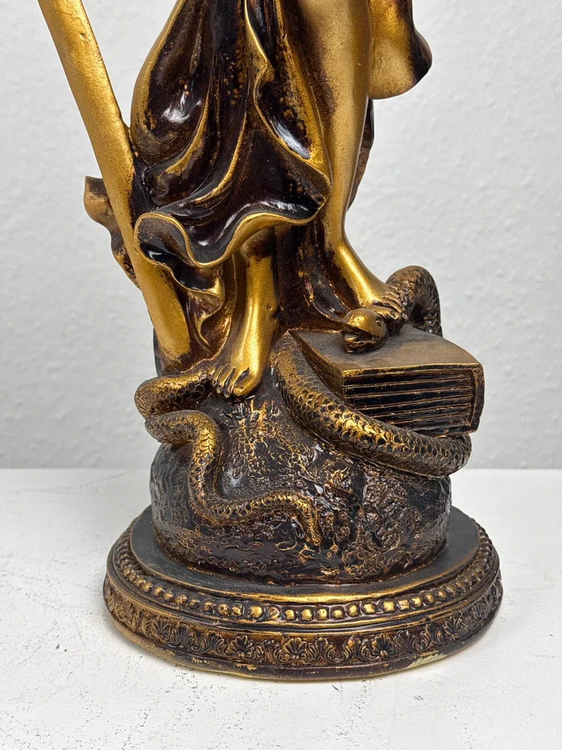 Sculpture de Dame Justice – Symbole de Loi et d’Équité (Grande, Laiton Patiné Noir)