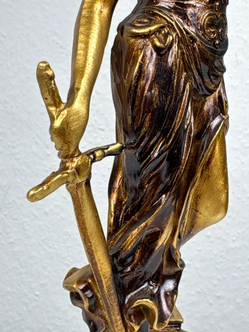 Sculpture de Dame Justice – Symbole de Loi et d’Équité (Petite, Laiton Patiné Noir)