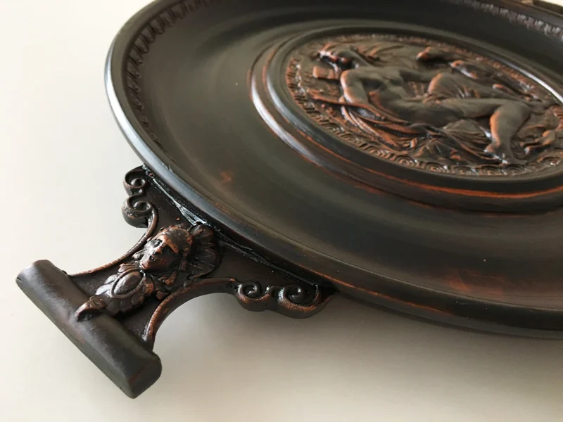 Plateau romain avec un relief de la déesse Diane (noir) - céramique sigillée