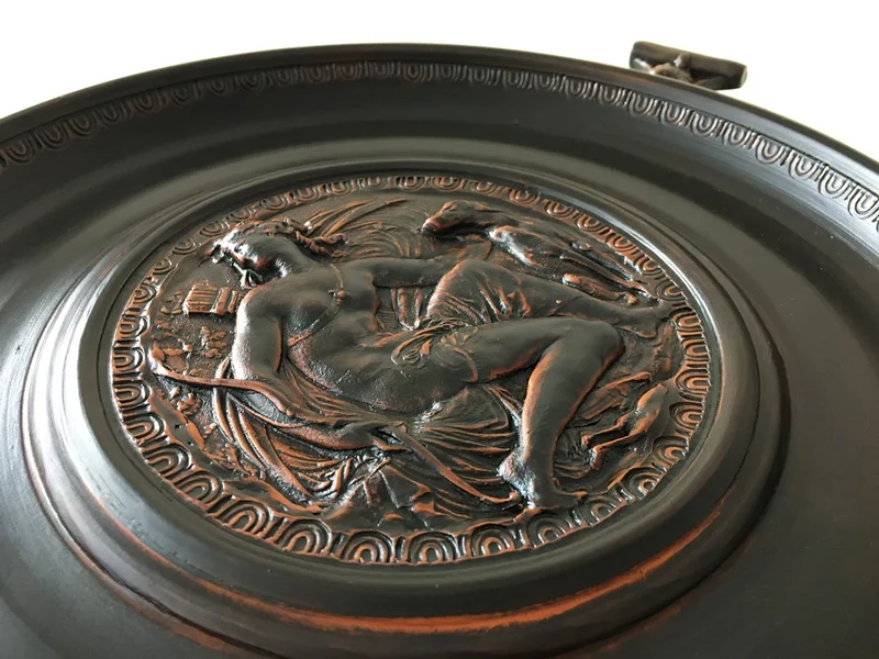 Plateau romain avec un relief de la déesse Diane (noir) - céramique sigillée