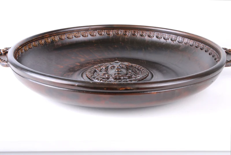 Plateau romain avec un relief de Méduse (noir) - céramique sigillée