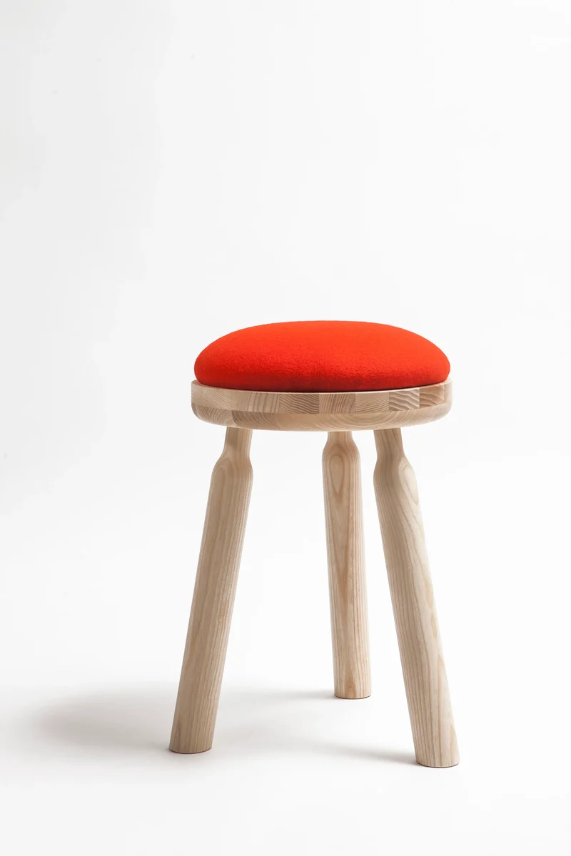 Tabouret Ninna | Frêne massif tourné et laine | Design Carlo Contin