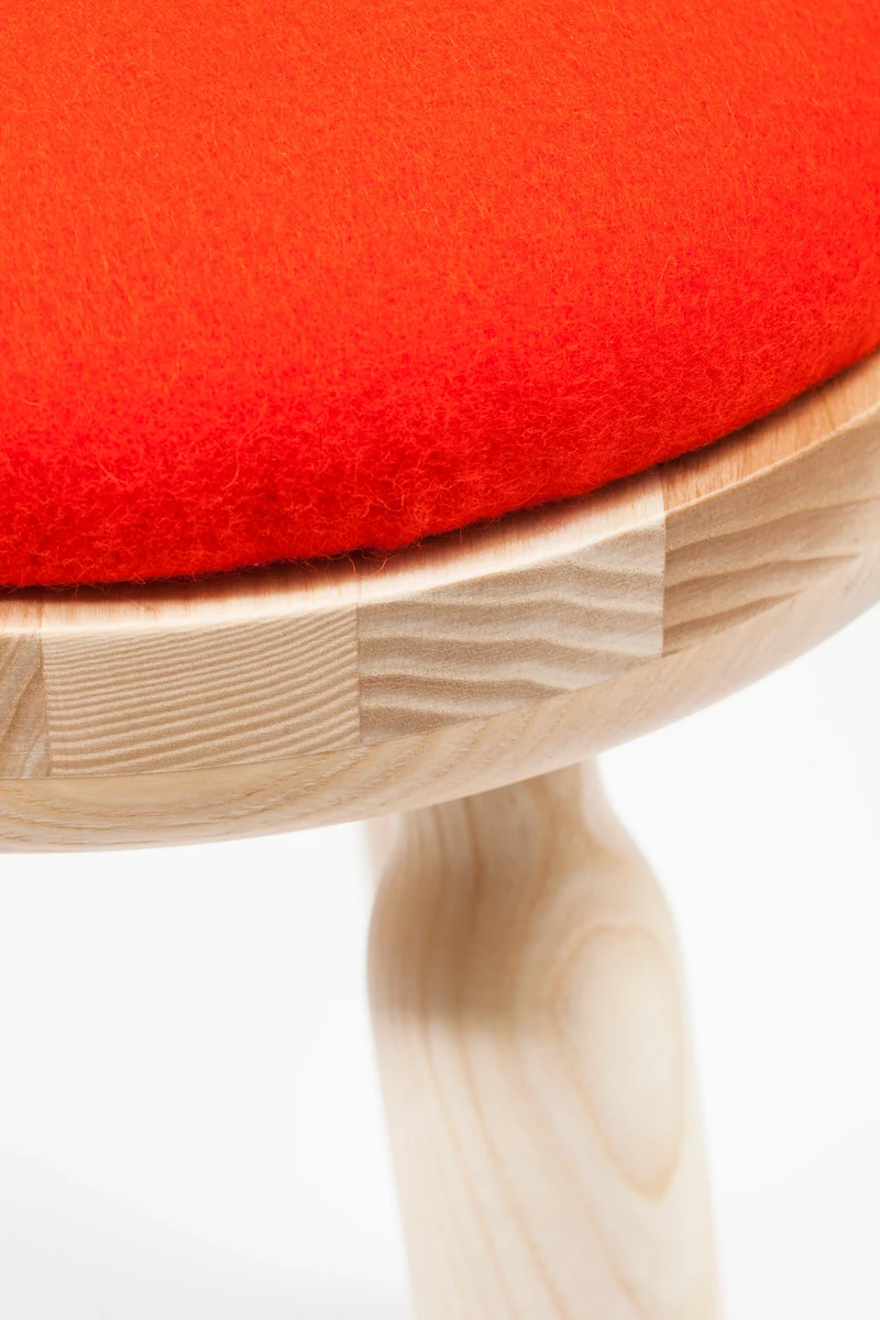 Tabouret Ninna | Frêne massif tourné et laine | Design Carlo Contin