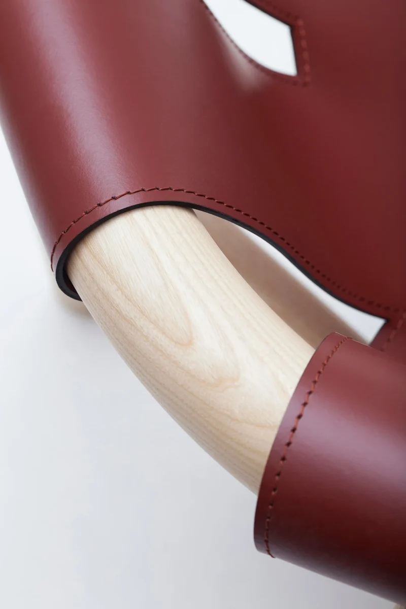 Fauteuil Ninna | Frêne massif tourné et Cuir | Design Carlo Contin
