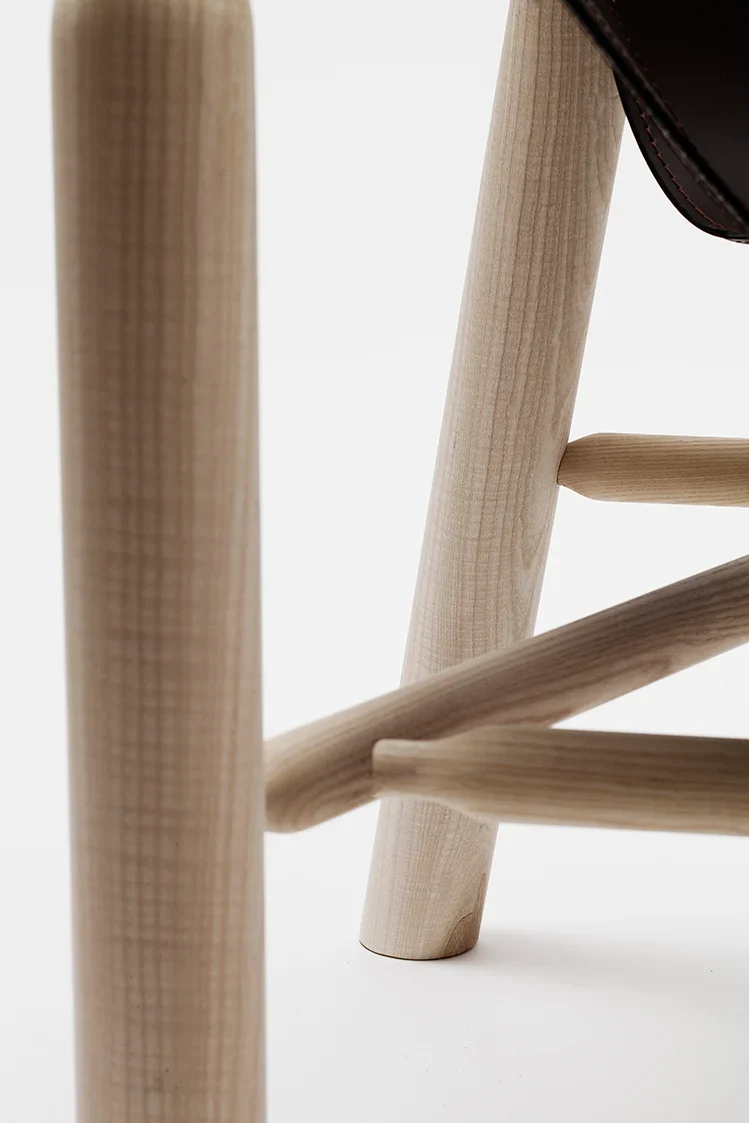 Fauteuil Ninna | Frêne massif tourné et Cuir | Design Carlo Contin