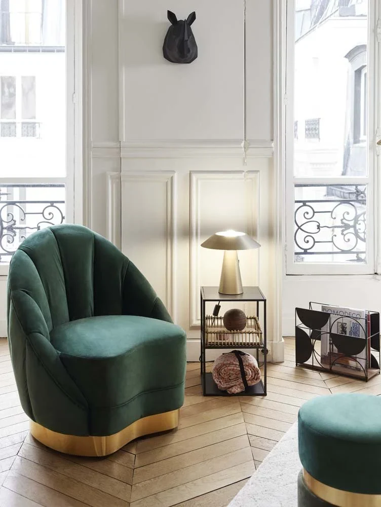 Fauteuil en velours vert sapin, base cerclage dor effet laiton