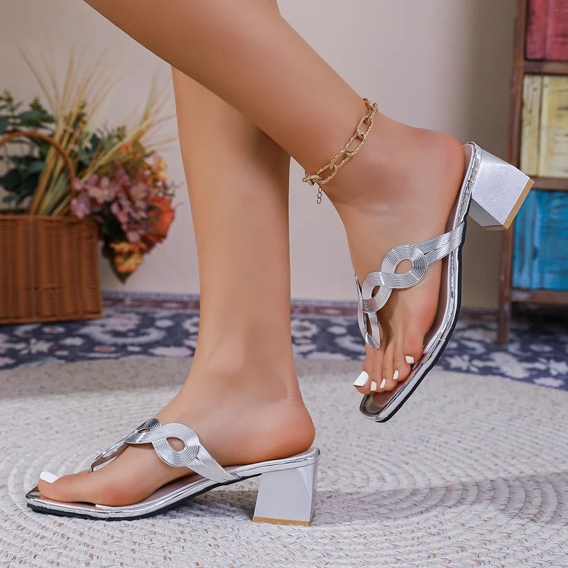Sandales Argentées à Talon Bloc – Design Carré Minimaliste