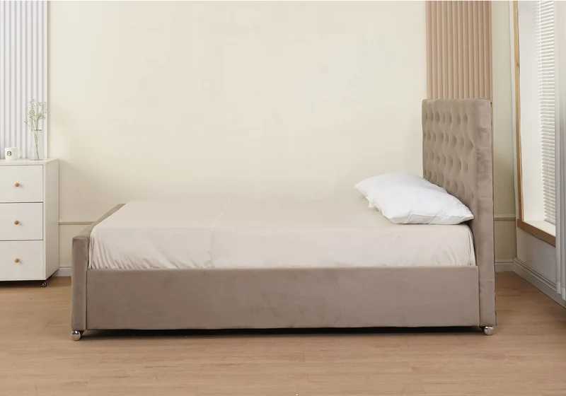 Lit double capitonné en velours taupe avec strass - Anis