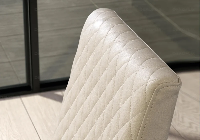 Chaise similicuir gris soie et chêne laqué design - Medea