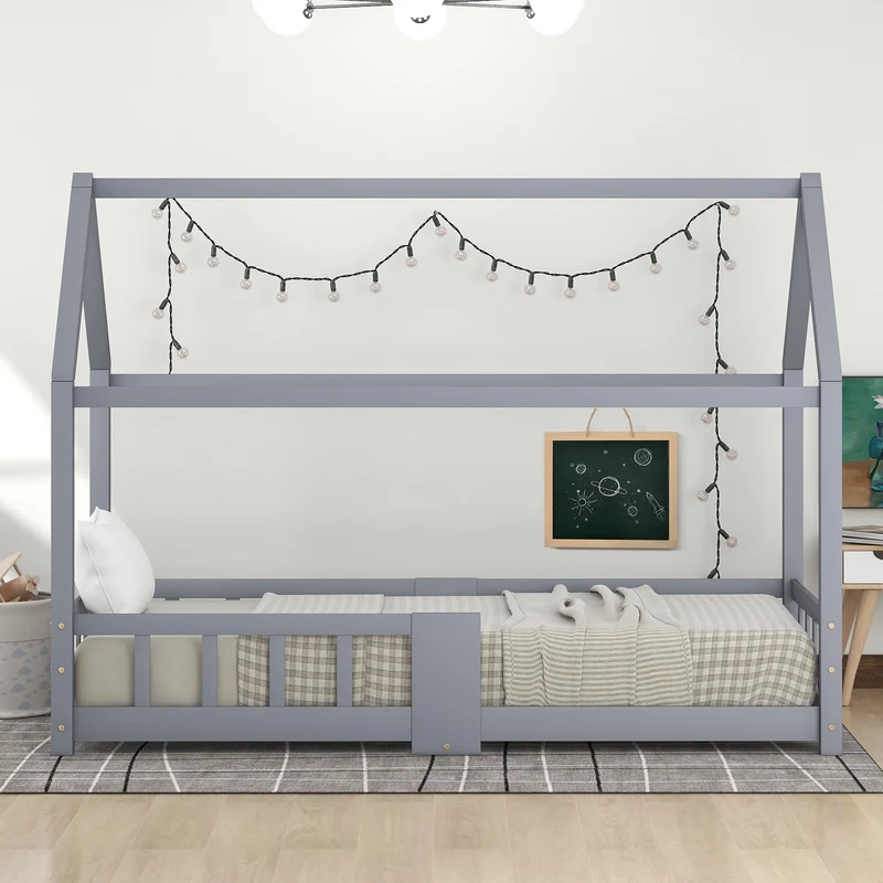 Lit enfant en bois pin gris forme maison avec sommier à lattes et tableau noir 90 x 200 cm (sans matelas) DRAKRIE